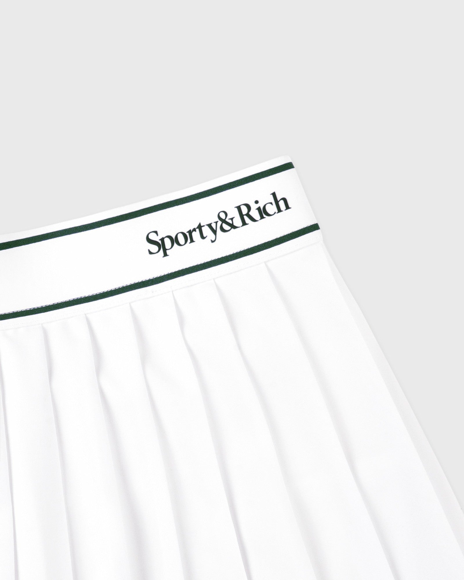 Serif Logo Pleated Skirt - White/Forest Sporty & Rich Discount